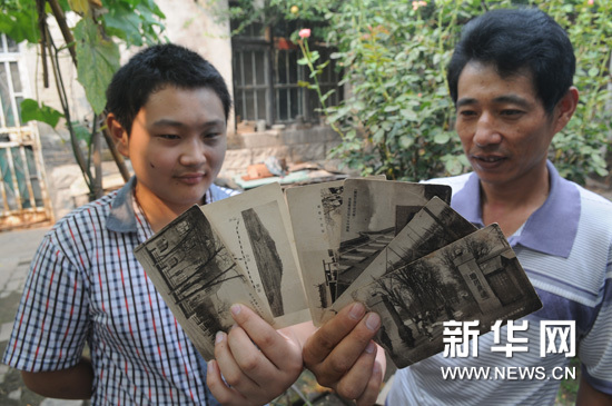 趙勇(右)展示日本發行的一套明信片