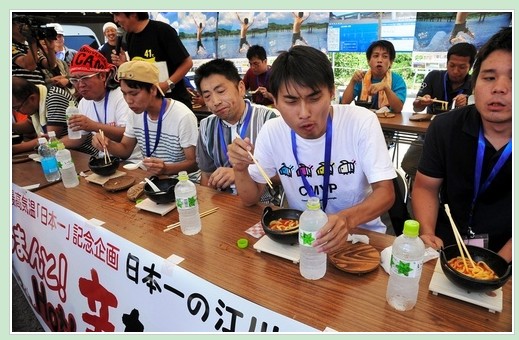 “日本第一火爐”酷暑中舉辦吃超辣鍋燒烏冬面比賽