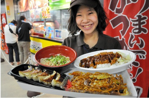 在阪神甲子園球場可以嘗到日本各地美食(圖片來源:《朝日新聞》)