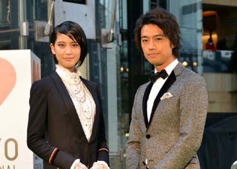 山崎纮菜超短裙亮相