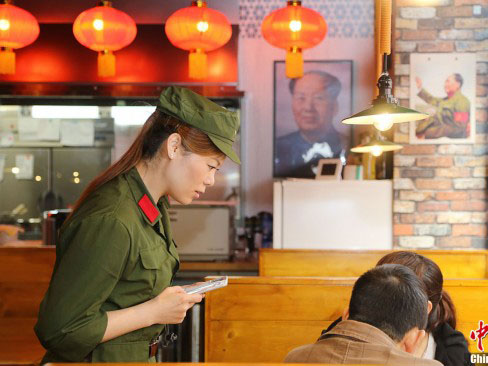 東京繁華街區的紅色餐廳