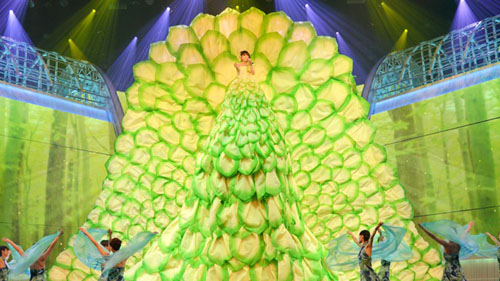 歌手水森香織“頂天巨裳”