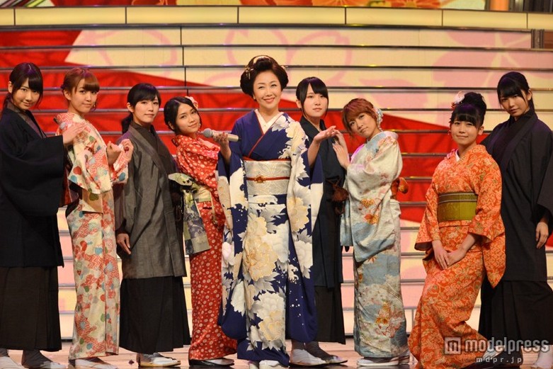 渡邊麻友等AKB48成員女扮男裝給演歌常青樹伍代夏子當綠葉