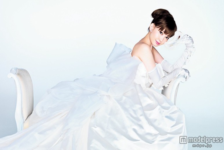 小嶋陽菜婚禮服時尚大片榮耀登上雜志封面
