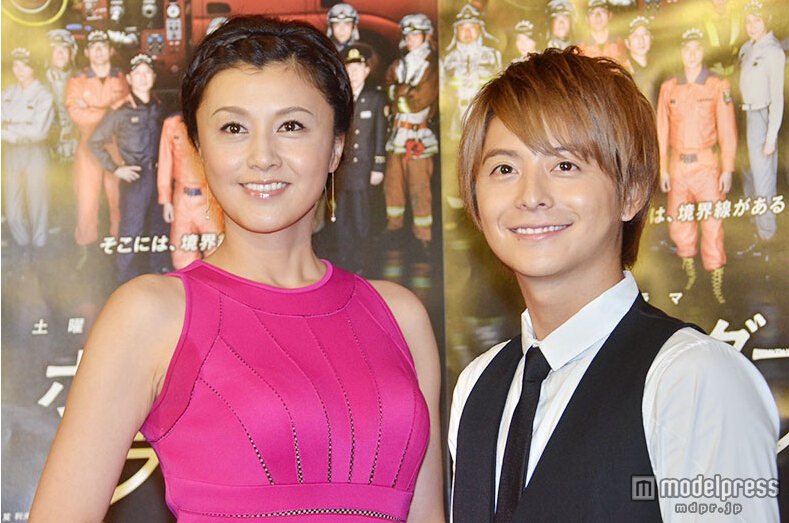 藤原紀香(左)和小池徹平(右)