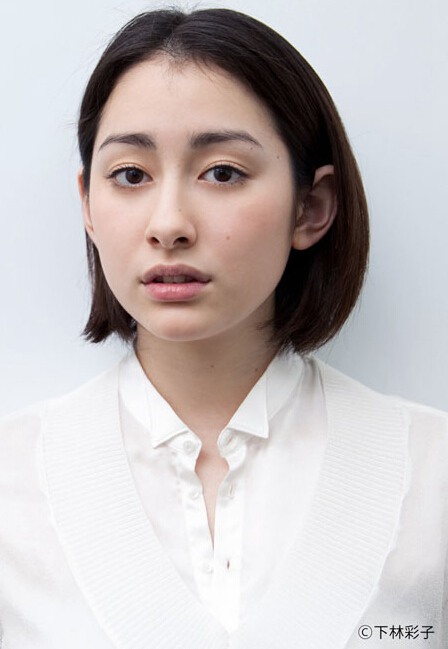 前桃色幸運草成員早見明里在武井咲新劇《全部成為F》中一人飾三角