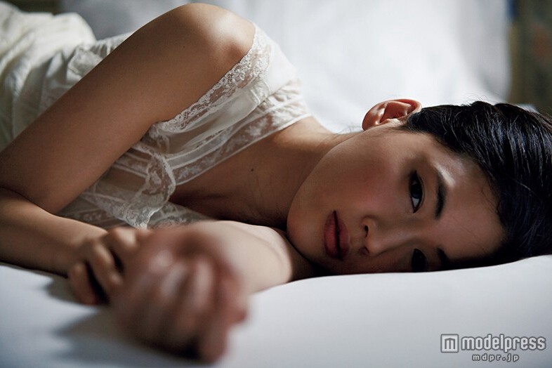 綾瀨遙寫真集《MOMENTO~瞬間~》