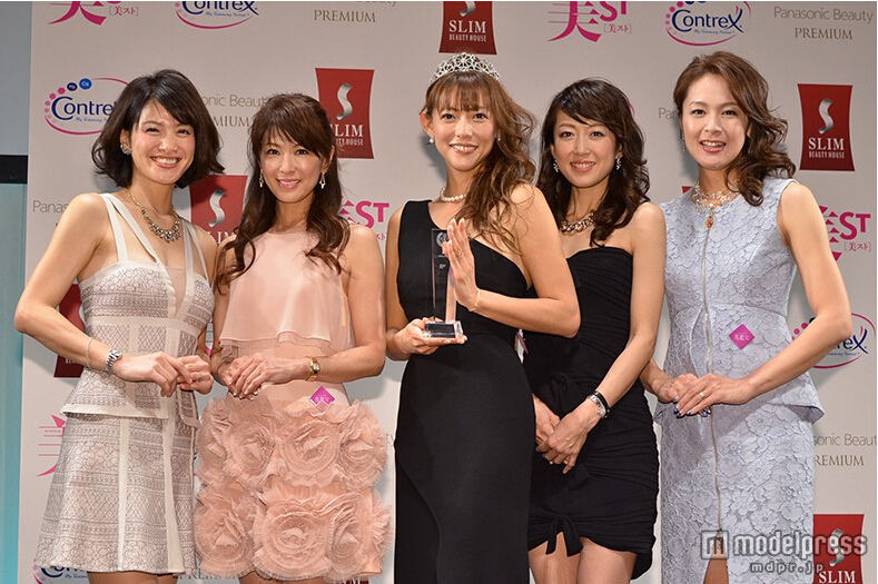 箕輪玖美子(中)