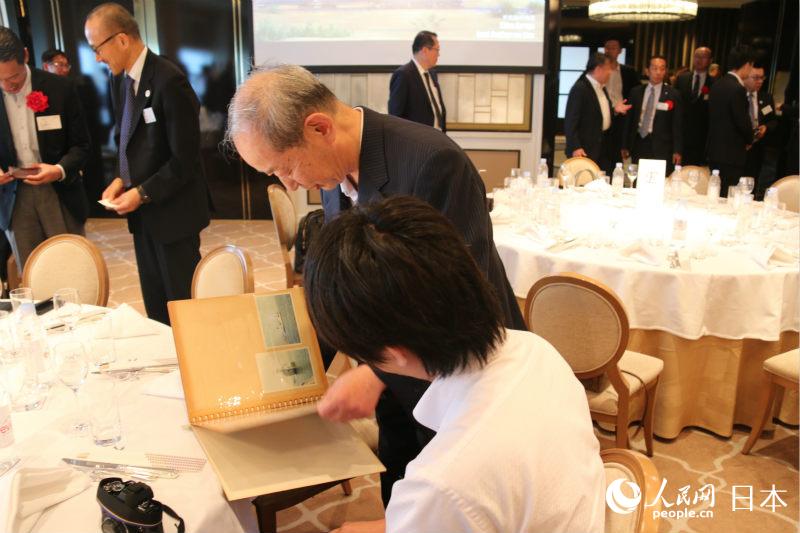 ͨ^һFĚvʷƬ,ceڼoF1964ꡰԭ̖_ձۿڕrܵҚgӭʢr