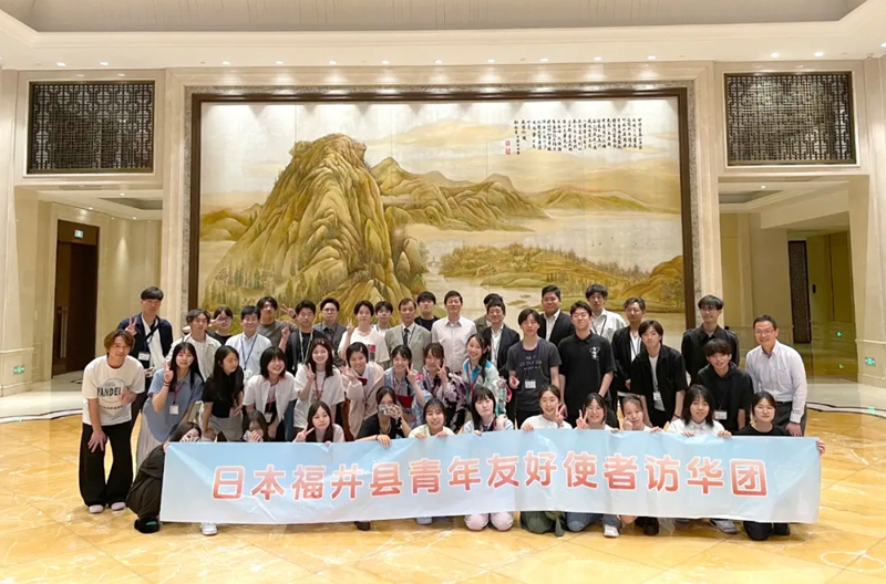 邢繪東專職副會長會見代表團一行