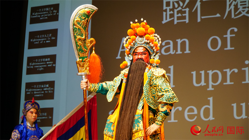 壓軸大戲《義薄云天》。人民網 蔣曉辰攝