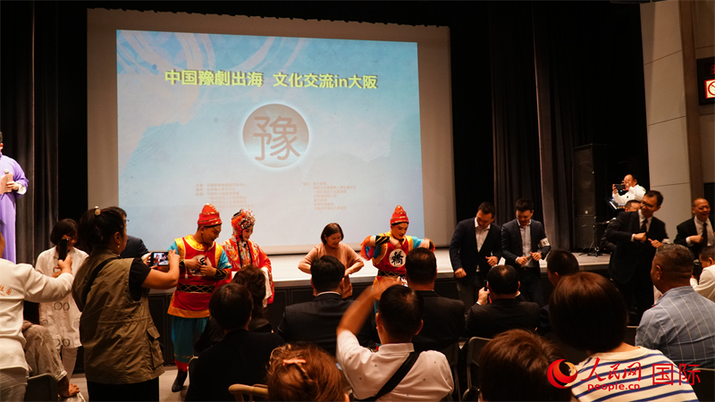 觀眾們親身體驗豫劇臺步。人民網 蔣曉辰攝