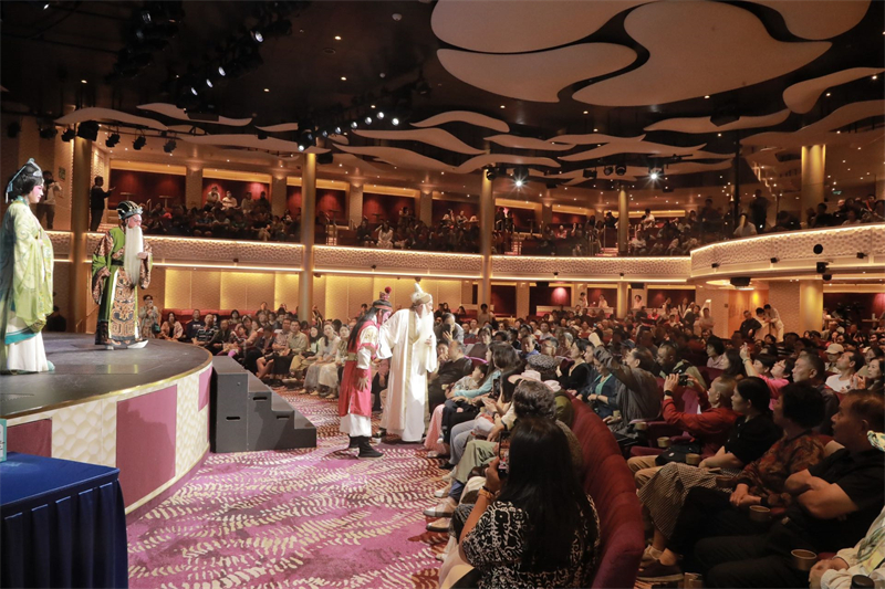 李樹建率團在愛達·魔都號郵輪傾情演繹豫劇。主辦方供圖