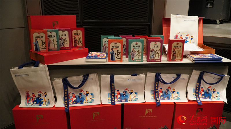 來自河南李樹建戲曲藝術中心的特色文創產品。人民網 蔣曉辰攝