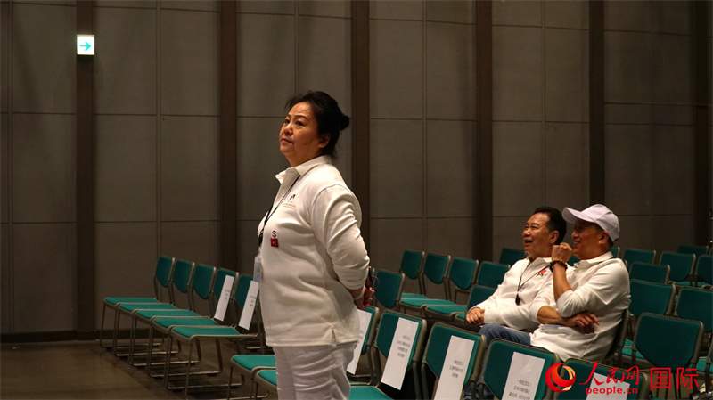 張建萍導演在彩排過程中仔細觀察演員的表現。人民網 蔣曉辰攝