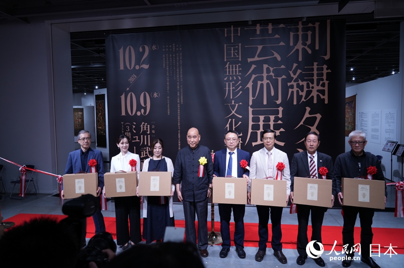 贈書儀式。主辦方供圖