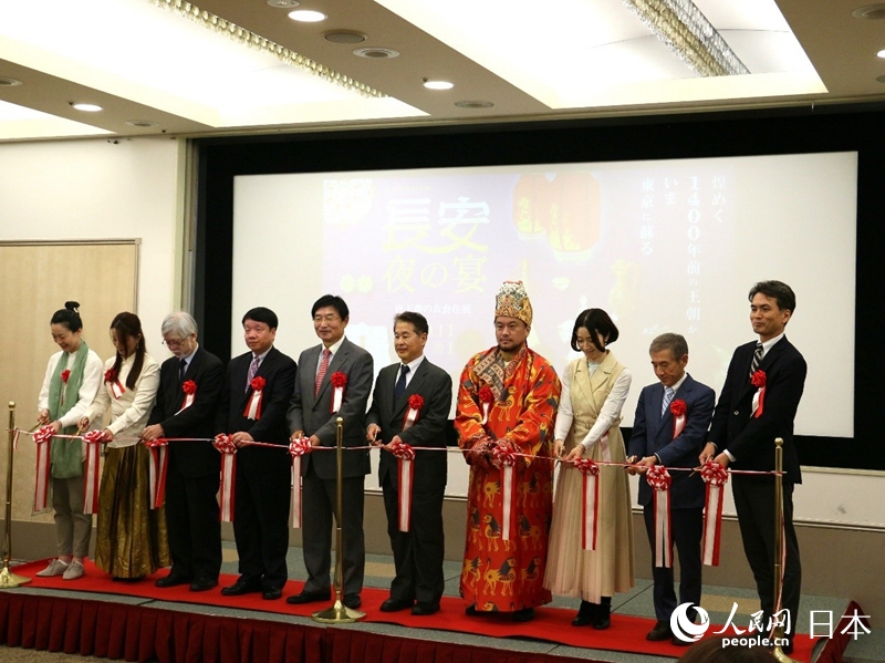 嘉賓共同為展覽開幕剪彩。人民網 許可攝