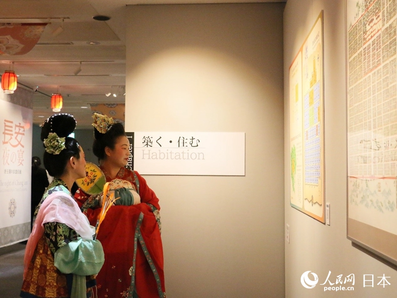 身著唐朝服飾的觀眾前來觀展，仿佛誤入時空隧道。人民網許可攝