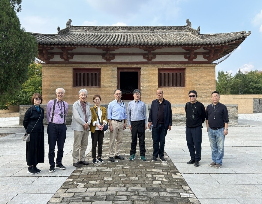 日本“人間國寶”參觀山西省唐代建筑廣仁王廟。笹川日中友好基金供圖