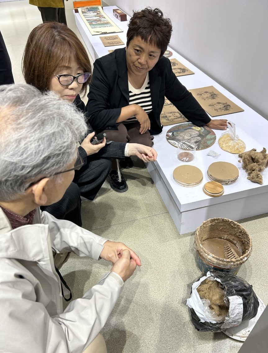 參觀山西省運城市的泥皮畫傳承人范芳工作室。笹川日中友好基金供圖