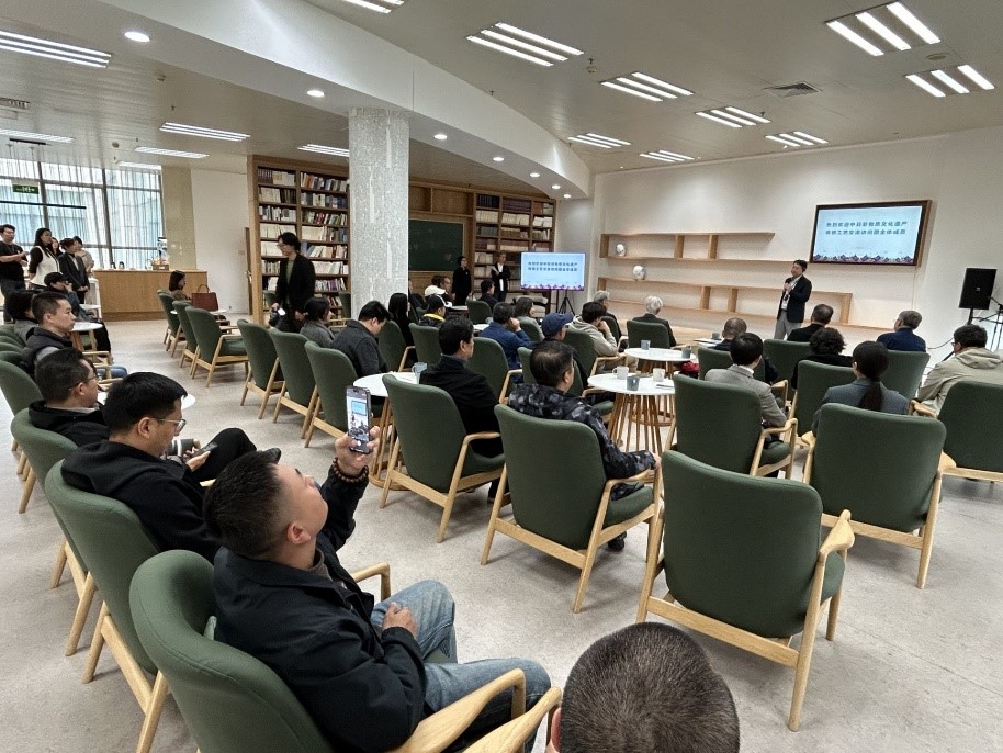 在河南省鄭州市與中國工藝美術專業人士交流。笹川日中友好基金供圖