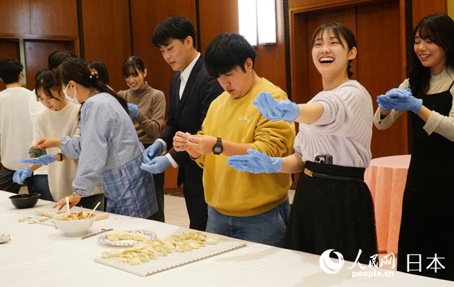 兩國青少年在聯歡會現場體驗包餃子。人民網 蔣曉辰攝