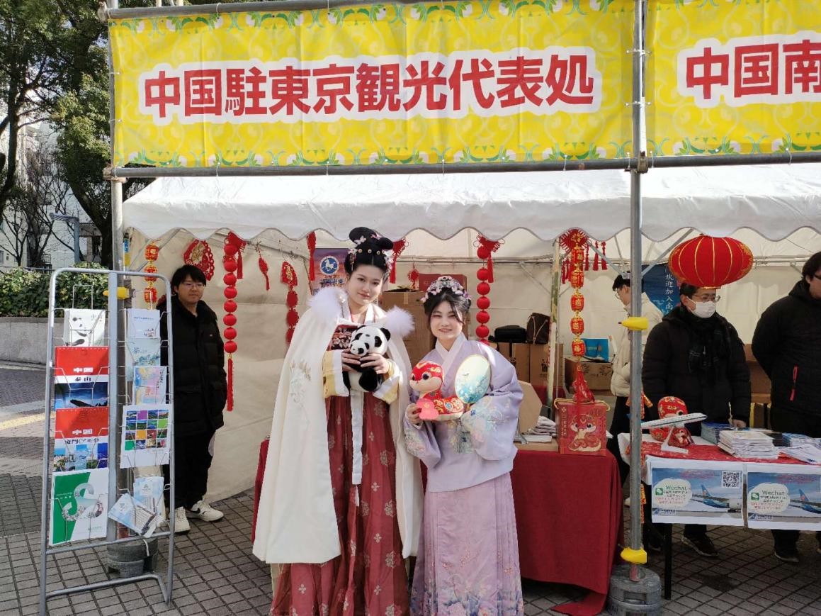 身著漢服的觀眾在辦事處展位前留影。中國駐東京旅游辦事處供圖