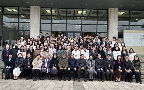 參加云南工作坊的學員與主辦方合影留念。笹川日中友好基金供圖