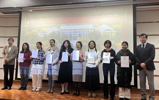 主辦方向參與者頒發結業證書。笹川日中友好基金供圖