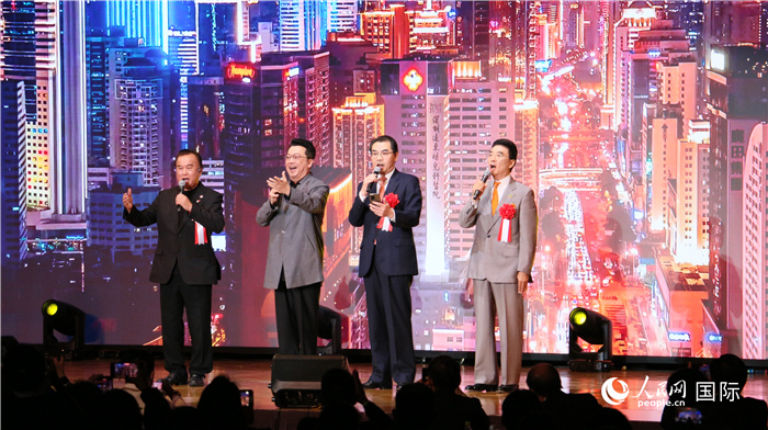 吳江浩大使、郁鈞劍、王家馴會長和晚會總導演程波共同登臺合唱《說句心里話》。人民網 許可攝