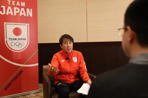 2月4日，日本體育代表團團長原田雅彥接受新華社記者采訪。新華社記者 賈浩成 攝