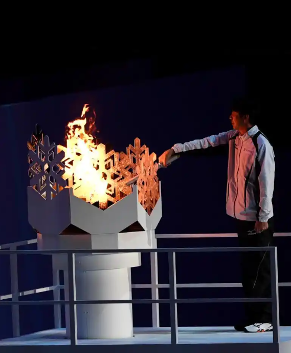 2017年2月19日，火炬手原田雅彥點燃主火炬。當日，第八屆亞洲冬季運動會在日本札幌市開幕。 新華社記者 賀長山 攝