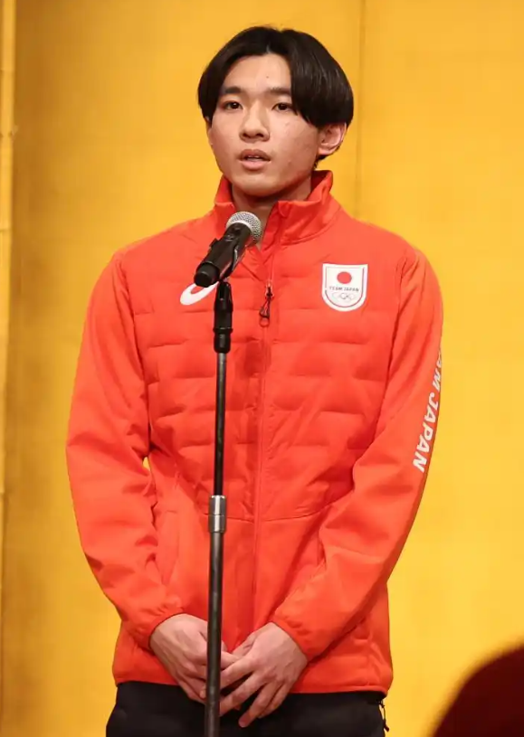 2月4日，日本體育代表團旗手之一、冰壺運動員渡邊陽紀在大會上發言。當日，哈爾濱亞冬會日本體育代表團成立儀式在東京舉行。新華社記者 賈浩成 攝