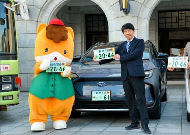 群馬縣知事山本一太與該縣吉祥物一起宣傳推廣當地的車牌。（圖片來源：《朝日新聞》）