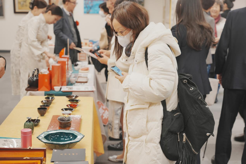 觀眾駐足欣賞安徽非遺文化。中國駐東京旅游辦事處供圖