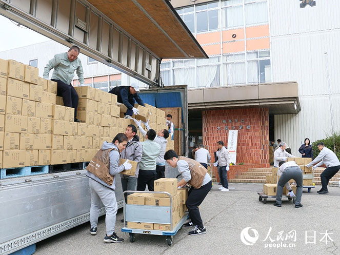 在日中國企業協會向日本石川縣輪島市捐贈15噸應急儲備飲用水。人民網 許可攝