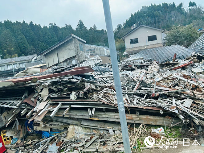 沿途倒塌的房屋。人民網 許可攝
