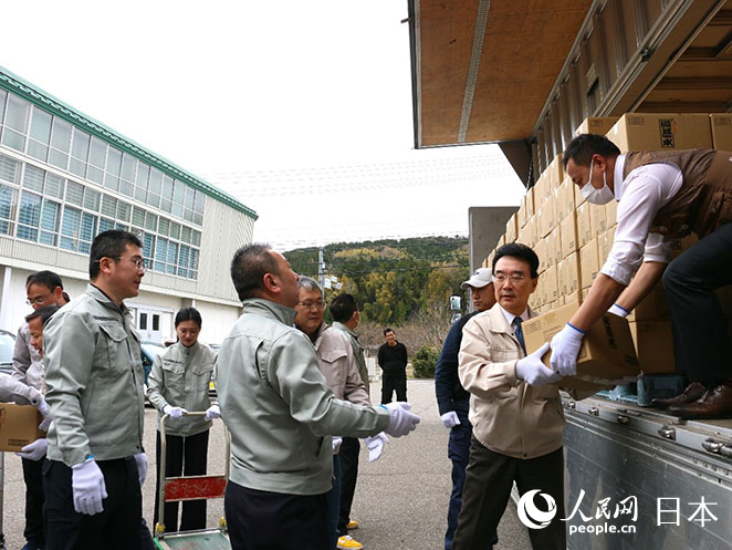 在日中企協一行搬運救援物資。人民網 許可攝