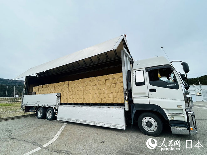 15噸應急儲備飲用水抵達災區。人民網 許可攝