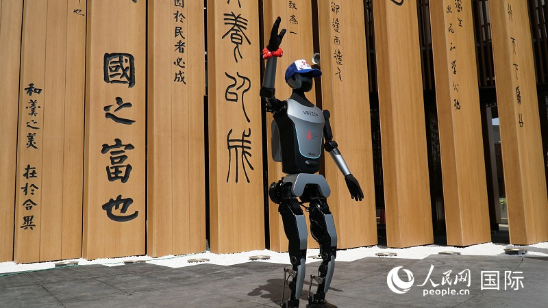 全新一代人形機器人“Walker 行者”將為中國館觀眾提供智能導覽服務。人民網 蔣曉辰攝