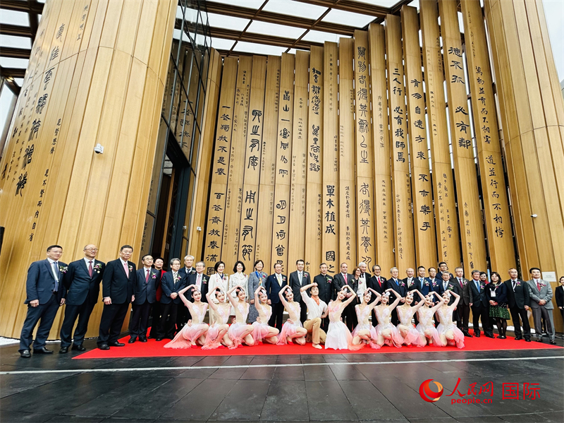 4月13日，2025年日本大阪世博會中國館舉行開館儀式，與會嘉賓合影。人民網 許可攝