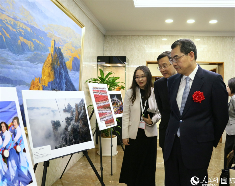 中國駐日本大使吳江浩（右）觀看獲獎作品。人民網 許可攝