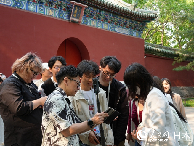 中日青年參觀景山公園。人民網 許可攝