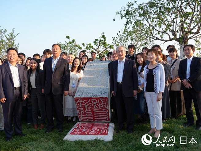 與會嘉賓與中日青年合影留念。人民網 許可攝