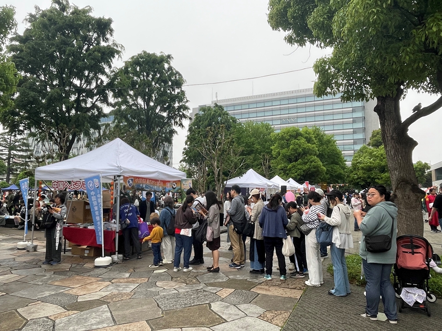 中國駐東京旅游辦事處展位前排隊等候的游客。中國駐東京旅游辦事處供圖