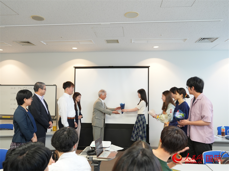 訪華團代表向東京都日中友好協會成員獻花致謝。人民網 許可攝