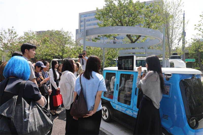 訪華團一行參觀自動駕駛示范區。北京市人民對外友好協會供圖