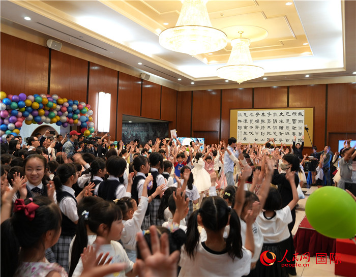 活動現場，中日小朋友齊聲高唱，氣氛熱烈。人民網 許可攝