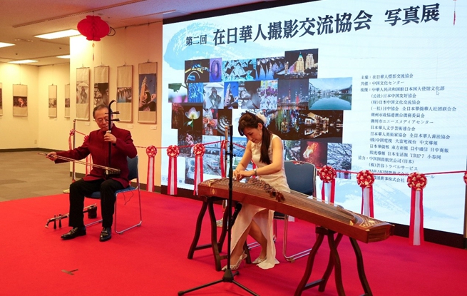 開幕式上，旅日藝術家演奏中國傳統民樂。人民網 許可攝