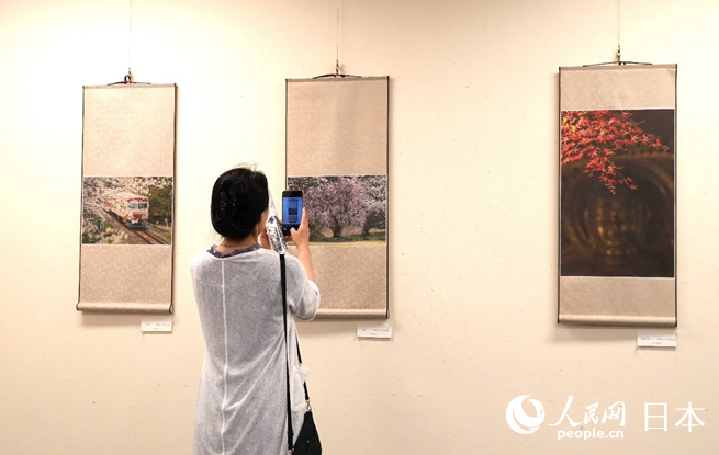 到場嘉賓觀看展出作品。人民網 許可攝